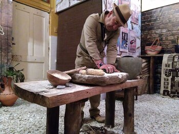 Alfredo Ortiz muestra a turistas