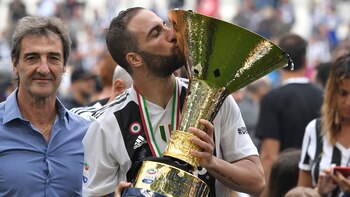 Gonzalo Higuaín junto a su