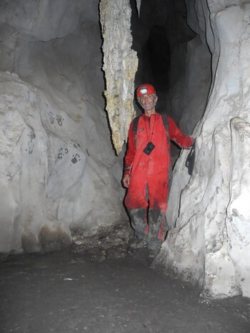 Wilhelm Wabnegg en una cueva