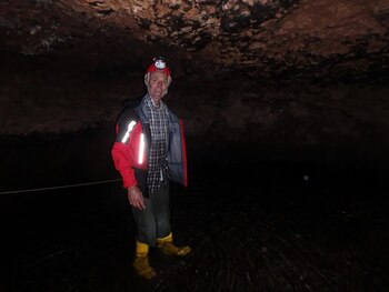 Wilhelm Wabnegg en una cueva