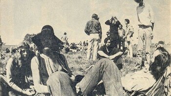 Jóvenes aficionados la rock descansando