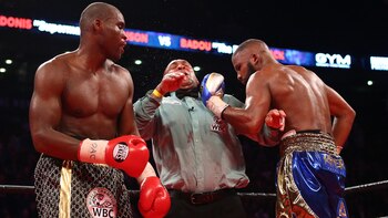 Badou Jack golpeó al árbitro sin darse cuenta