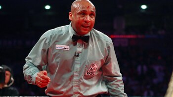 Afortunadamente pudo mantenerse en pie y continuar arbitrando el combate