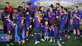 El abrazo de Iniesta con sus compañeros