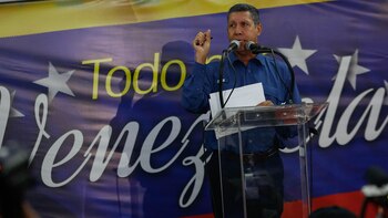 La oposición invitó a Henri