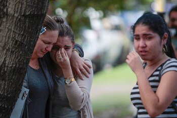 Parientes de las víctimas lloran