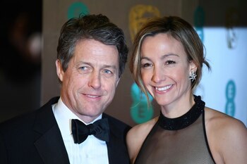 El actor británico Hugh Grant y su futura esposa, la sueca Anna Eberstein, fotografiados en 2017 (AFP/Archivos – Justin TALLIS)