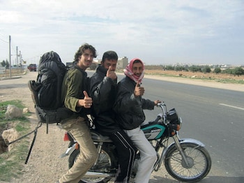 Juan Pablo Villarino haciendo dedo