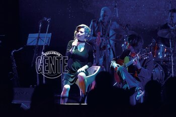 Elena Roger en escena durante el homenaje a Palito Ortega.