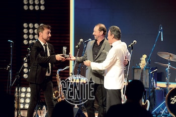 Ramón Palito Ortega recibió una distinción de manos del presidente de Sony Music, Damián Amato. (Foto Diego Soldini/GENTE)