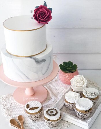 IG: @carobaibienecakes ¡Sencillo y fino,