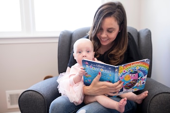 Alysha Kellner lee un libro