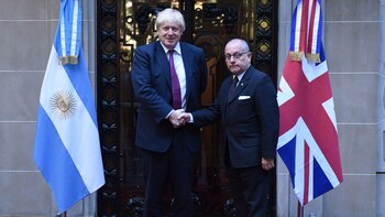 Los cancilleres Boris Johnson y