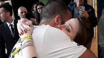 El emotivo abrazo entre los