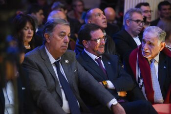 De corbata azul y traje