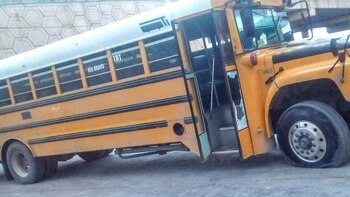 El camión de transporte para