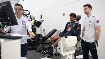 Neymar trabaja con el cuerpo