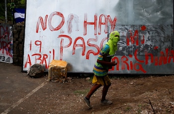 Un manifestante bloquea la ruta