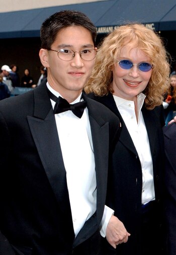 Moses y Mia Farrow en