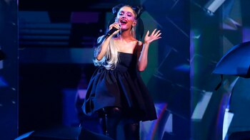Ariana Grande interpretó No Tears