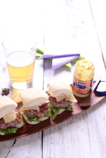 Como son tres hamburguesas por