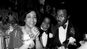 Con sus padres, en la