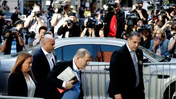 Una multitud de reporteros toma