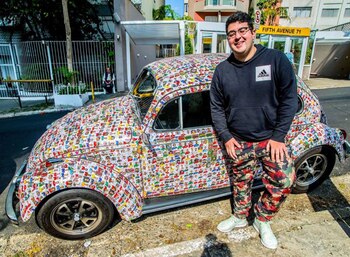 Un grupo de youtubers le