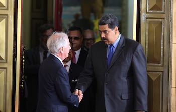 Nicolás Maduro junto a Bob Corker en un encuentro en mayo (Reuters)