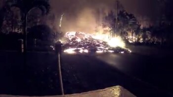 Un río de lava, avanzando