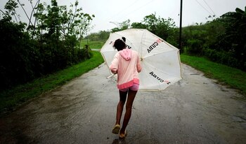 Una adolescente cubana camina ante