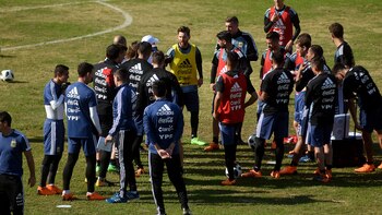 El distinto con la pechera