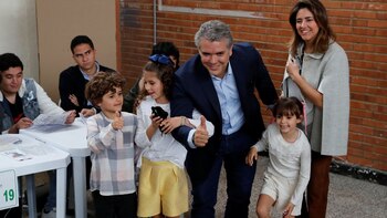 Duque votó junto a sus