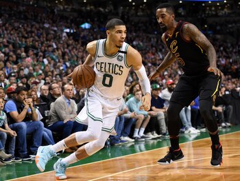 Jayson Tatum dribla al guardia de