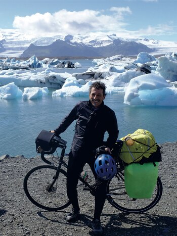 Diego posa frente al glaciar