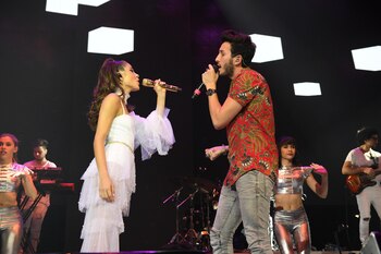 Tini y Sebastian cantando juntos