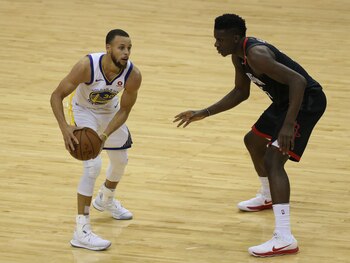 Stephen Curry frente a Clint Capela