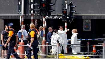 Dos policías y una mujer