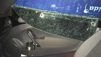 Así quedó astillado el vidrio del auto de la víctima
