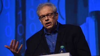 El profesor Chester Spatt dirige