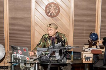 El pastor Sean grabando su