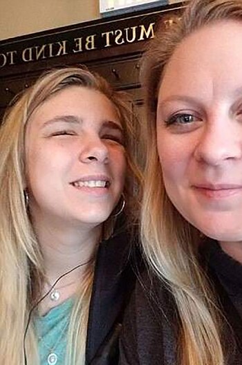 Kaylee Muthart con su madre.