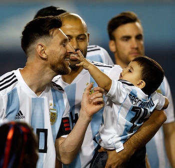 Lionel Messi sonríe mientras Bruno,