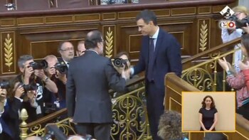 Mariano Rajoy saluda a Pedro