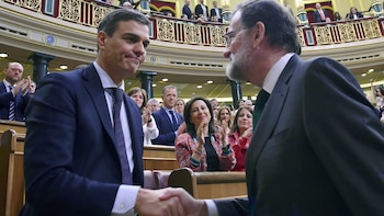 El saludo entre Rajoy y