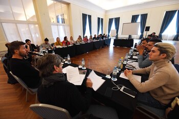 Francisco Tinelli escucha a su