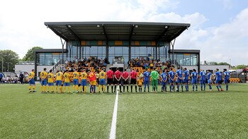 Cabilia, de camiseta amarilla, en