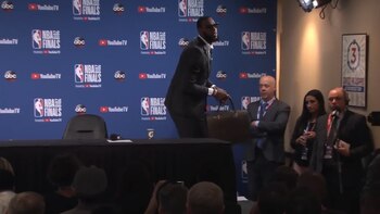 LeBron se enojó y abandonó