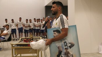 El “Kun” agradeció los saludos
