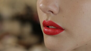 Labios rojos con delineado, un